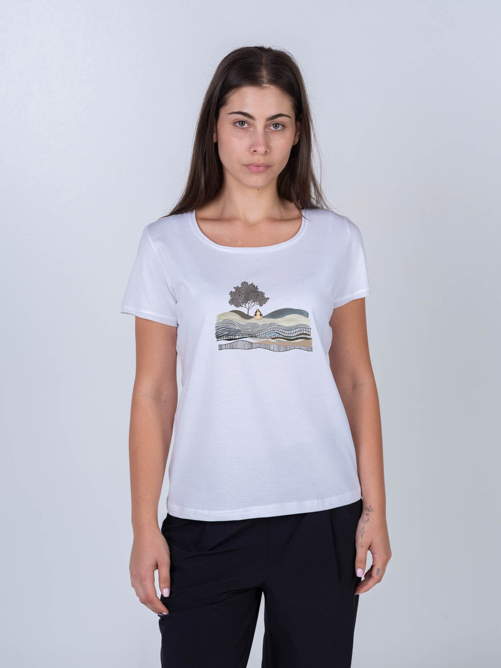 Γυναίκα σε Διαλογισμό Κάτω από Δέντρο - Μπλουζάκια