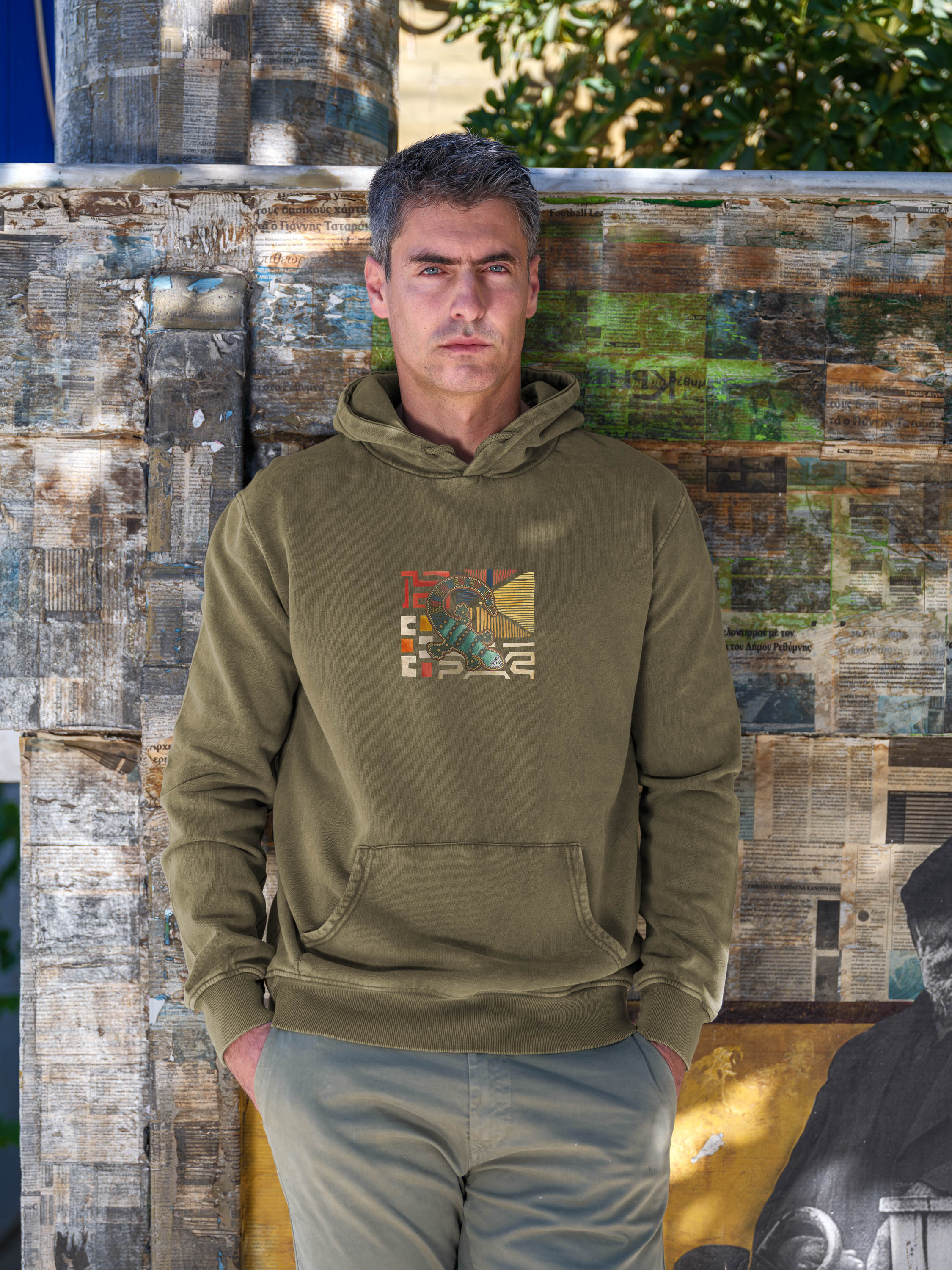 Lizard on abstract - Stonewashed Hoodie