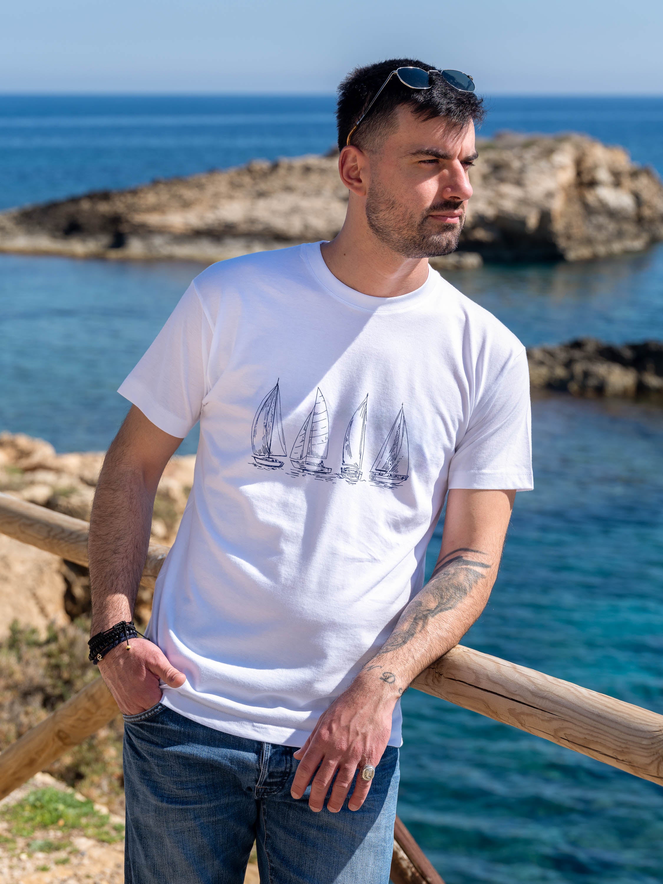 Outlines of sailing boats - T-Shirts