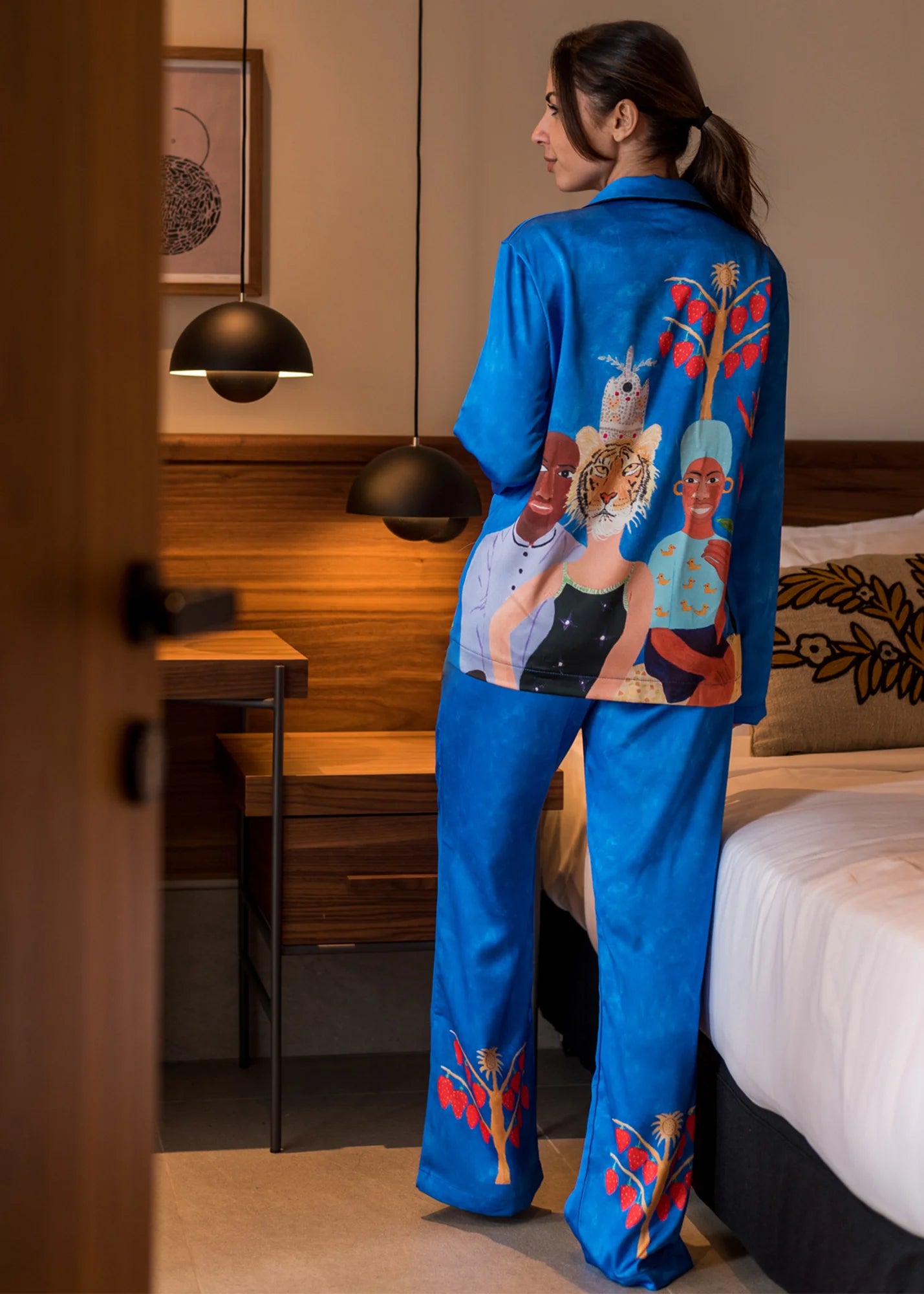 Mimi Roberts - The Woman with a Tiger Head - Loungwear